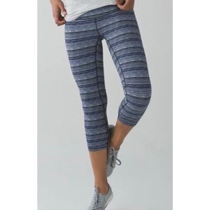 EUC Lululemon Blue Striped Wunder Under Crop Ho-Rise Leggings. Size 8.